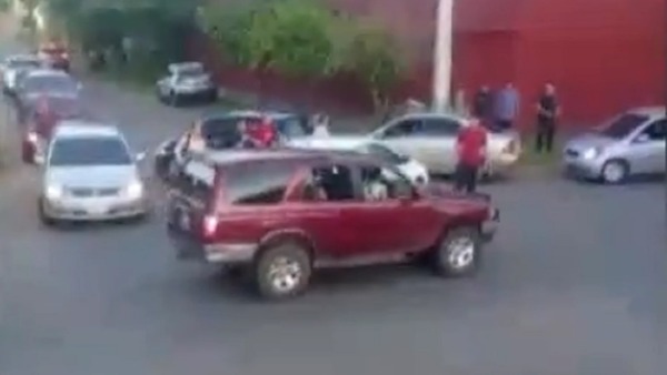 Niña resulta herida en el rostro durante pelea entre conductores que chocaron - 1000 Noticias