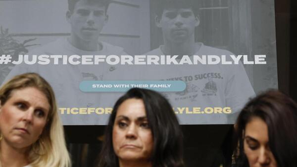 Familia de hermanos Menéndez demanda a la Fiscalía por exhibir fotos de escena del crimen