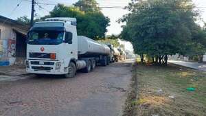 Camioneros bolivianos siguen varados en San Antonio - Nacionales - ABC Color