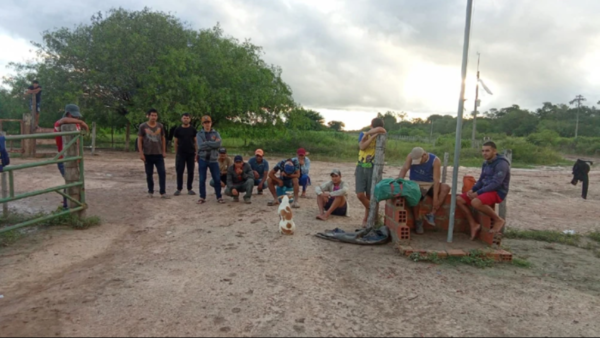 Caminaron 100 km para sobrevivir de las inundaciones y aguardan ser rescatados