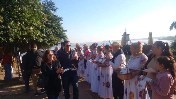 Dan cálida bienvenida a turistas en el puerto de Pilar - Nacionales - ABC Color