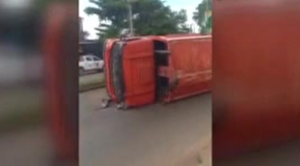 Camión de gran porte volcó tras maniobra en Loma Pytã - SNT