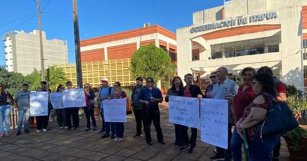 Diario HOY | Víctimas de la “mafia de los pagarés” se manifiestan en Itapúa pidiendo justicia