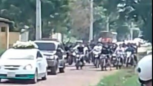 Caravana de motoqueiros despidió con vallenato a presunto delincuente abatido