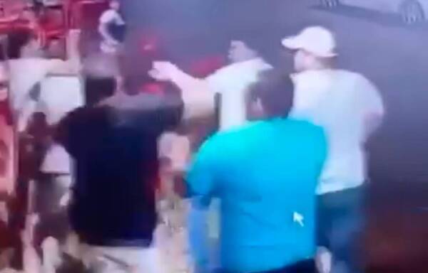 [VIDEO] Comenzó a golpear a una mujer y se le fue el rollo encima: las imágenes se volvieron virales