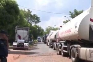 Transportistas bolivianos varados en Paraguay por falta de pago del Gobierno de Bolivia - SNT