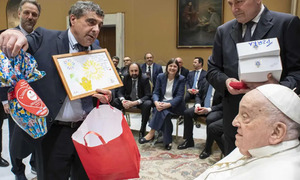 “Gracias por vuestro servicio”: el Papa recibió al personal que lo asistió en el hospital - OviedoPress
