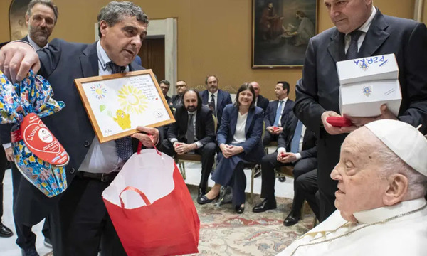 “Gracias por vuestro servicio”: el Papa recibió al personal que lo asistió en el hospital - OviedoPress