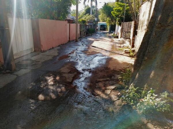 Vecinos viven entre calles inundadas en el barrio Bella Vista - Crónicas Ciudadanas - ABC Color