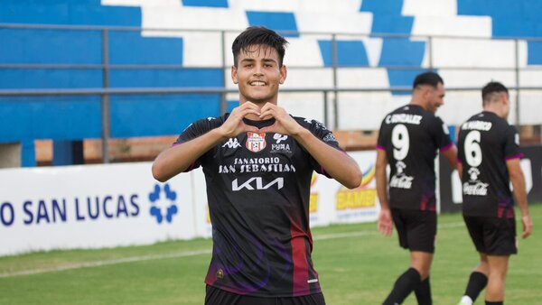 El General sonríe sobre el final y jugando con 10 hombres