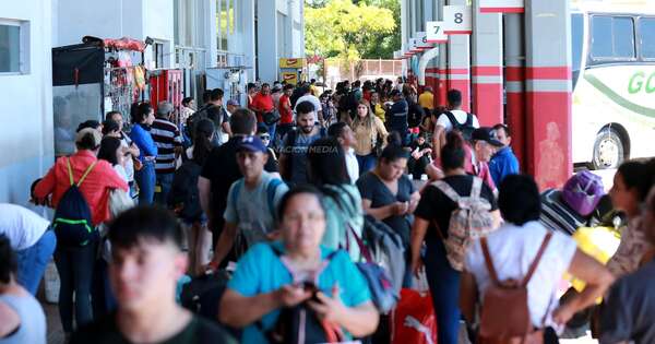 La Nación / Alta afluencia de pasajeros en la Estación de Buses de Asunción tras liberación de horarios