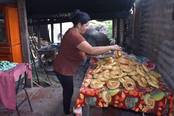 Familia de Santaní se destaca en el tradicional chipa apo en Semana Santa - Nacionales - ABC Color