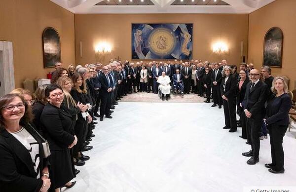 El Papa Francisco se reúne con los médicos que lo atendieron en el hospital de Roma