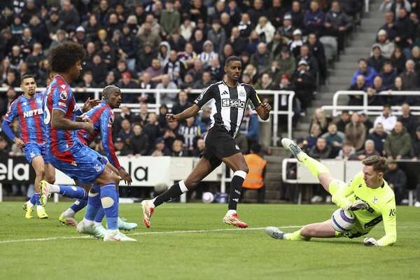 El Newcastle golea al Crystal y sube al podio en la Premier League - Fútbol Internacional - ABC Color