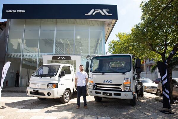 Santa Rosa adquiere la representación exclusiva de camiones JAC en Paraguay - Negocios - ABC Color