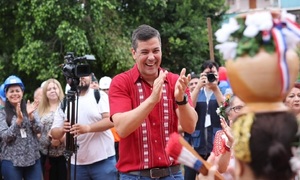 Socios de Santiago Peña se insertan en la UNA mediante convenio con banco privado - OviedoPress