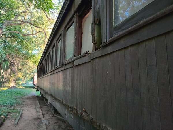 Estación Botánico del antiguo ferrocarril, en total estado de abandono  - Nacionales - ABC Color