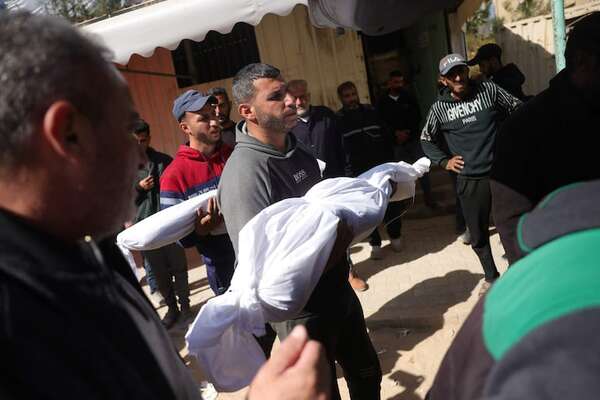 Israel mata a seis personas tras bombardear escuela en la que se refugiaban en Gaza - Mundo - ABC Color