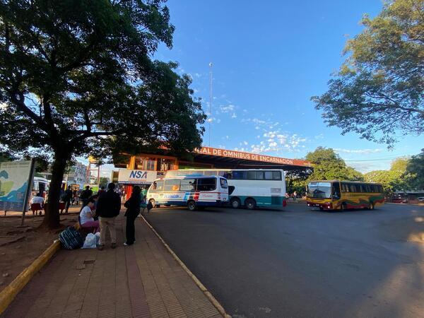 Movimiento constante en la Terminal de Encarnación durante el Jueves Santo