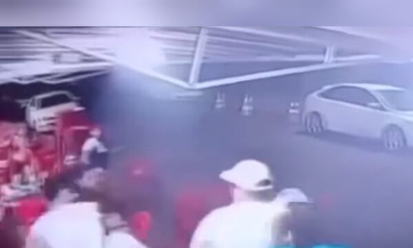(VIDEO)Turba corrigió a hombre que golpeó a su pareja que cenaba con amigas