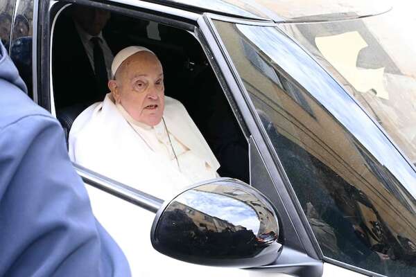 El papa visita una cárcel romana por Jueves Santo durante su convalecencia - Mundo - ABC Color