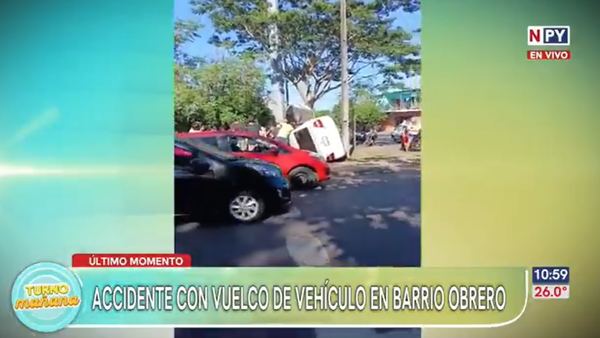 Vuelco y choque de vehículo en Barrio Obrero: Conductora resultó herida