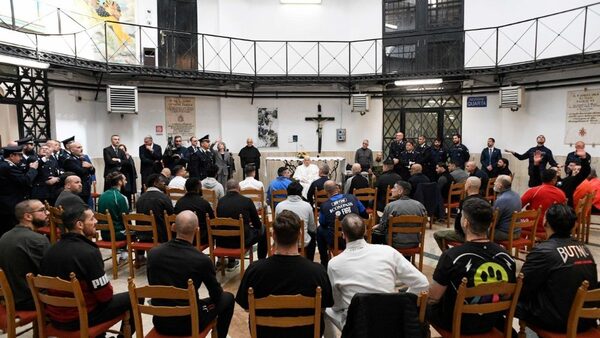 El papa Francisco visitó una cárcel romana por Jueves Santo - Unicanal