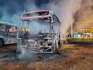 Incendio consume dos buses en Guarambaré - Policiales - ABC Color
