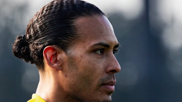 Van Dijk renueva con el Liverpool
