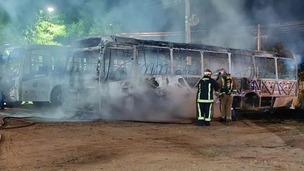 Incendio de bus en su propia parada - 1000 Noticias