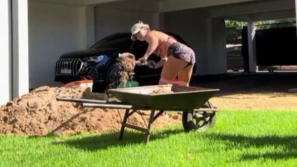 (VIDEO) ¡Doña de pelotero luqueño se mostró laburando como albañil!