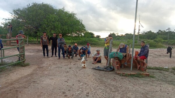 Video: Así peones caminan 85 kilómetros por el agua de noche en el Chaco paraguayo