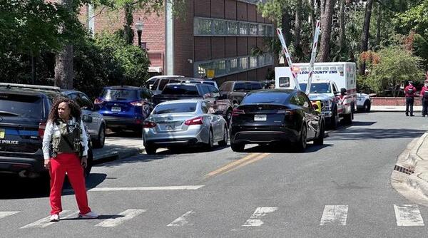 Dos muertos y cinco heridos en tiroteo masivo en la Universidad Estatal de Florida