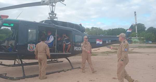 La Nación / Con la ayuda de helicóptero evacuaron a personas aisladas en el Chaco