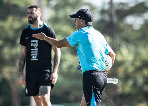 Versus / La charla de Fabián Bustos con referentes de Olimpia: "Soy de acercarme mucho al jugador"