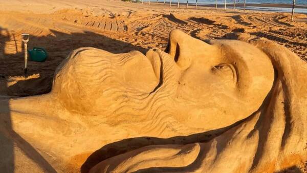Hermosa escultura adorna una playa de Carmen del Paraná: un Cristo de varios metros