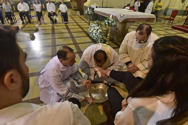 Jueves santo: Llaman a dejar la corrupción y emular caridad y justicia social enseñada por Jesús con “lavatorio de pies” - Nacionales - ABC Color