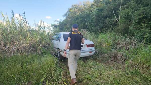Video: recuperan vehículo robado en Hernandarias y detienen a dos brasileños en Santa Fe del Paraná - Policiales - ABC Color