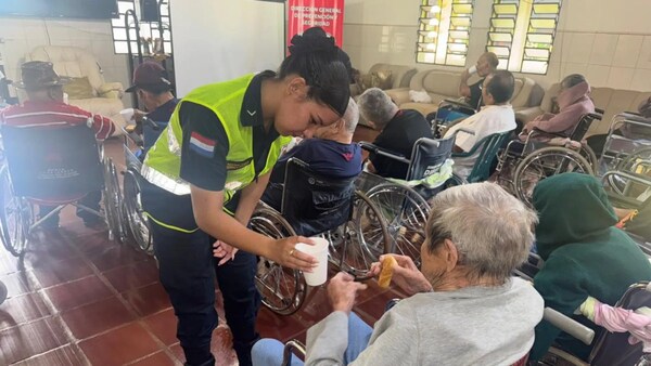 Tradición y empatía: Policía celebra Semana Santa con abuelitos