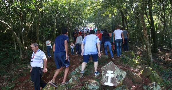 La Nación / Viernes Santo: peregrinación en los cerros, una tradición que se mantiene viva