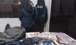 Descubren a ladrones hurtando en local