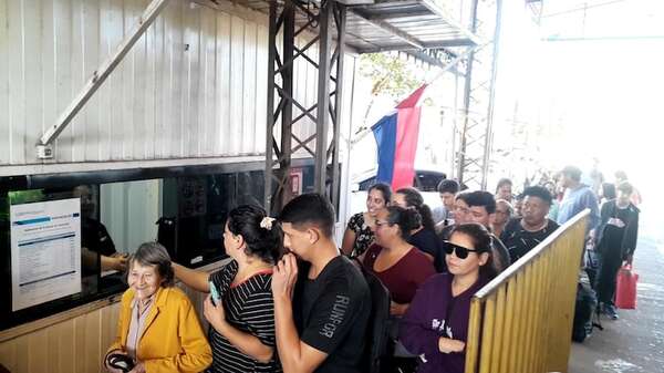 Aumenta el cruce migratorio por el Puente Internacional en Encarnación - Nacionales - ABC Color