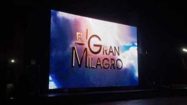 Cine bajo las estrellas: Noche de fe y unión familiar en una plaza de Presidente Franco