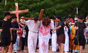 (GALERIA)Recrearon a “Pasión de Cristo” en Areguá