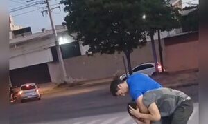(VIDEO)Denuncian que hombre agredió a un ciclista menor
