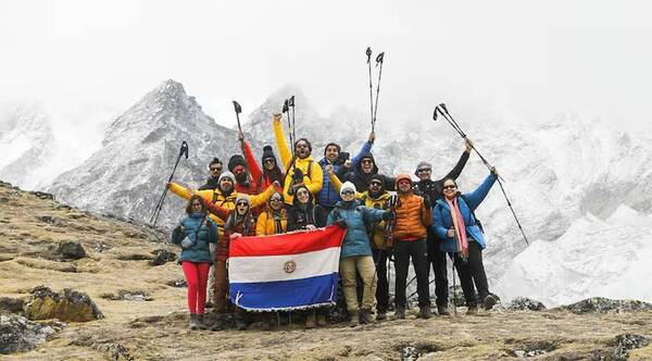 La bandera paraguaya ya flamea en el “techo del mundo”: la Tricolor fue plantada en el Everest