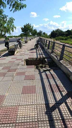 Video: ciclista con heridas graves tras caer en registro subterráneo de la ANDE en la Costanera Norte de Asunción - Nacionales - ABC Color