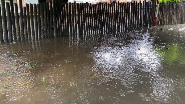 Torrencial lluvia causa inundaciones en Vallemí y estragos en Puerto Casado