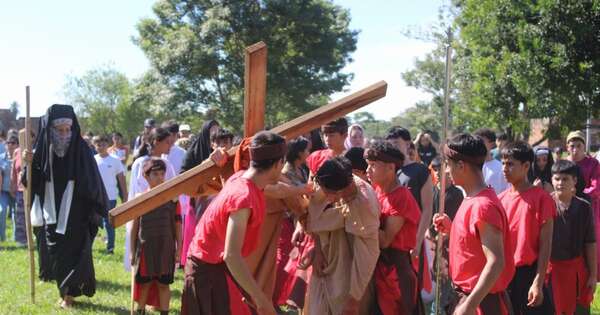 Diario HOY | Cientos de personas participan de Vía Crucis Vivientes en Trinidad y Atyrá