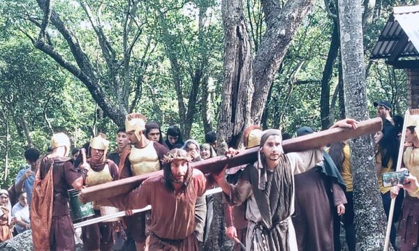 Atyrá vivió un emocionante Vía Crucis viviente con multitudinaria presencia de público